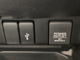 アクセサリーソケットはUSBのアダプターなどをつければ、スマホの充電にも使えます。横にはナビゲーション用の外部入力可能なUSB端子が1個ついています。移動中に充電もできるので便利です。