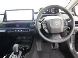 シックな色使いの運転席周りです!すっきりとしたデザインで上品な色使いです。居心地の良い運転席、長く座ってられるリラックスできるデザインがいいですね♪