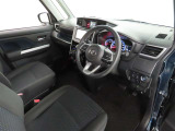 シンプルで使いやすいデザインの運転席です。
