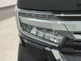 LEDヘッドライトは、点灯の瞬間から最大光量を発揮し、突然暗くなるトンネルなどでの安定感を高めます。