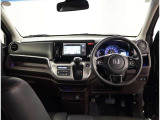オシャレなインテリアで運転する気分も盛り上がりますよね^^
