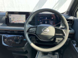使いやすく安全な操作性と良好な視界を実現した運転席!