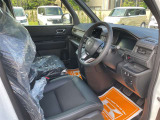 毎日過ごす運転席は要チェック。シートのへたり・擦れ、視界のイメージまで伝わる重要ポイント。