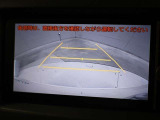 目視では確認しづらい車両後方を表示するバックモニターが装備されています。スムーズな車庫入れや縦列駐車をサポートします。