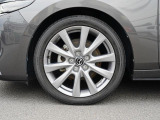 18インチ純正アルミホイールを装備。タイヤサイズは215/45R18となります。