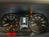 様々な車両情報を表示できるTFTマルチインフォメーションディスプレイを中央に配した視認性の高い大型2眼メーターです