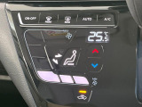 【オートエアコン】一度お好みの温度に設定すれば、車内の温度を検知し風量や温度を自動で調整。暑い&hellip;寒い&hellip;と何度もスイッチ操作をする必要はありません。快適な車内空間には必須の機能ですね♪