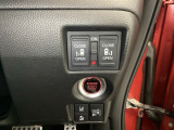 両側に電動スライドドアを採用しており、ボタン操作でスムーズに開閉が可能。狭い場所でも乗り降りしやすく、お子さま連れや荷物が多い時にも便利な装備です。