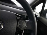 ステアリングスイッチ付き。前方から目を離すことなく操作することが可能です。