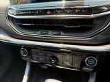 運転席・助手席の温度調節を個々に設定できるデュアルゾーンオートエアコンを装備しております。