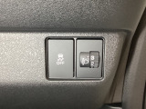 ハンドルの右側にはヘットライトリベライザーとVSA(ABS+TCS+横滑り抑制)の解除スイッチがついています。ヘッドライトリベライザーは道路状況や積荷の加重に応じてライトの高さを調節できます。