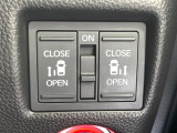 【両側スライドドア】駐車場で隣の車との間隔が狭く乗りにくい時、スライドドアなら安心!ドアオープン時も幅を取らず、開口部が広いので乗り降りがとっても簡単です。大きな荷物の出し入れも後席から可能♪