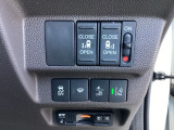 【両側パワースライドドア】です。リモコンや運転席のスイッチ操作で楽々自動開閉。