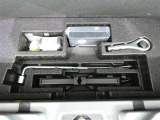 スペアタイヤレス車です。応急セットを搭載しております。