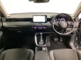 車内は光触媒抗菌消臭施工済です。インパネ周りはスタイリッシュなデザインです。グローブボックスやカップホルダーのほかにトレーなどたくさんの収納スペースが付いています。