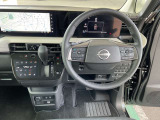 運転席まわりです。実際に座ってみて、乗り心地を体験してみてください,視界も良好です。