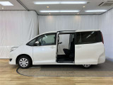 片側パワースライドドア付きだから、狭い駐車スペースなどでの 乗り降りラクラク!小さなお子さまのいるご家庭には嬉しい装備。