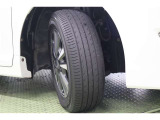 タイヤサイズ 195/65R15。スポーティなデザインの純正アルミホイールを装着しています。足元を引き締めてくれ、しっかりした走りも楽しめますよ。