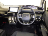 運転席まわりです。 各操作スイッチは使いやすい位置に配置されてます。
