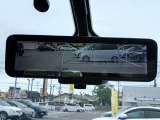 リヤカメラで車両後方の映像をルームミラーに表示しクリアな後方視界を確保するするスマートルームミラー!
