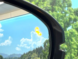 【ブラインドスポットインフォメーション】走行中、ドアミラーの死角になりやすい箇所に後続車が接近するとサイドミラー付近に警告を表示、ドライバーに注意喚起をしてくれます。