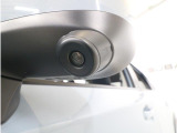 助手席側で見えにくい左前方の映像を、車内のマルチファンクションディスプレイに映し出します。前方への駐車や左寄せ、狭い道でのすれ違いなど、さまざまなシーンで安心して運転できる便利な機能です。