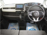 運転にかかわる様々な操作を安全に行えるように視点移動が少なく、操作性に配慮されたスイッチ類が凝縮されたコクピットです。