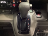 CVT車のセレクトレバーです。低速から高速まで、変速ショックのないスムーズな走りと、エンジン効率のよい領域を維持して燃費にも貢献します。サイドブレーキはスイッチ操作の電子制御パーキングブレーキです。