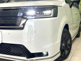 【LEDヘッドライト】悪天候や夜間走行時も良好な視界を確保し安心して運転できる高輝度LEDヘッドライトを装備!点灯速度が早く、消費電力も抑えられています。