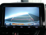 【バックカメラ】バックカメラ装着車です。バックする時に、後方の様子をナビ画面に表示します!慣れない駐車場での駐車や、せまい場所での車庫入れの時も、安全確認OK!思いがけずコツン!なんて事も防げますヨ