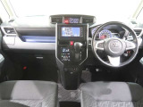 使いやすく運転しやすいレイアウトの運転席回り。