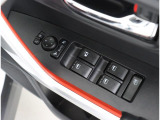運転席ドア内側には、パワーウィンドースイッチが集約され、ドアミラーの調整スイッチも装備されております!1か所で簡単に窓ガラスやドアミラーの鏡の調整操作が可能です!