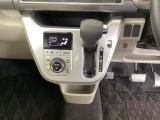 足元スッキリ、インパネシフトです。パーキングブレーキはフットブレーキタイプなので、運転席と助手席の間がスッキリしています。