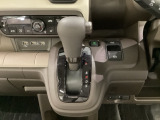 CVT車のセレクトレバーです。低速から高速まで、変速ショックのないスムーズな走りと、エンジン効率のよい領域を維持して燃費にも貢献します。サイドブレーキはスイッチ操作の電子制御パーキングブレーキです。