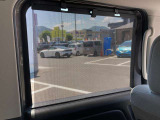 日差しが眩しい時などに引き上げるだけ!内蔵されているので窓を開閉しても巻き込まれないです!