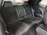 後部座席も広いスペースで5名乗車可能です。