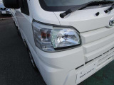 キセノンヘッドランプ ハロゲンランプに比べて光が白く明るいので、夜間の運転時の周囲の視認性が高くなります。