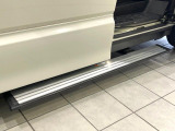 【電動サイドステップ】車高の高いお車でも、これがあれば小さいお子様の乗り降りも楽々♪スライドドアと連動して作動する為、煩わしい操作は不要です!
