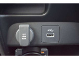 USBソケットがついていますのでコードを繋げばスマートフォンなどの充電が出来ます!