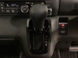 CVT車のセレクトレバーです。低速から高速まで、変速ショックのないスムーズな走りと、エンジン効率のよい領域を維持して燃費にも貢献します。サイドブレーキはスイッチ操作の電子制御パーキングブレーキです。