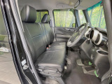 運転席まわりには十分なスペースがあり、大柄な方でもゆったり運転していただける環境です。