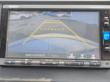 駐車時の安全確認をサポートするバックカメラも使用できます。インターナビで様々な情報を得ることもできます。