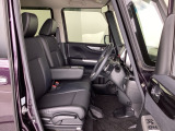フロントシートはベンチシートです。ベンチシ―トは運転席と助手席の移動もスムーズ!狭い駐車場での乗り降りに便利です。シートの間にコンソールボックスやドリンクホルダーがないため、車内空間も広く感じます