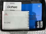 スマートキーは鍵をバッグに入れたままでもドアロックの開閉やエンジンのON・OFFができます。夜間や雨の日も鍵を探さなくて良いので便利です。