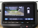 【バックカメラ】シフトを「R」の位置に入れると、自動的に画面がカメラ映像に切り替わり後方の視界をサポートする必須装備です!