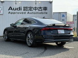 Audiのリヤディフューザーは、車両の後方での空気の流れを整え、乱流を減少させることで、走行安定性を向上させます。またスポーティで洗練された外観を提供し、全体のスタイルに一体感を持たせます。