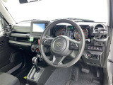 運転席まわりです。 各操作スイッチは使いやすい位置に配置されてます。