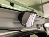 【後方視角支援ミラー】車両の後方付近を視覚的に確認するミラーです。広角ミラーとして設計されており、死角になりやすい後方付近の確認に役立ちます。