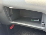 ちょっとした小物はこちらに収納できちゃいます!もちろん車検証などが収納できるグローブボックスも完備!