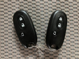 スマートキーを装備しています☆カギをカバンやポケットに入れて頂いた状態でドアロックの開閉やエンジンスタートをして頂けますよ!とても便利な装備です!